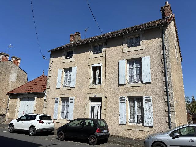 Maison &agrave; vendre &agrave;&nbsp;MONTMORILLON 86500 Vienne Poitou-Charentes France: Grande maison de ville / opportunité d'investissement ! Située dans le centre de Montmorillon, à pied de la gare, cette belle maison de ville avec grange/garage, dépendances et petit jardin. Habit...