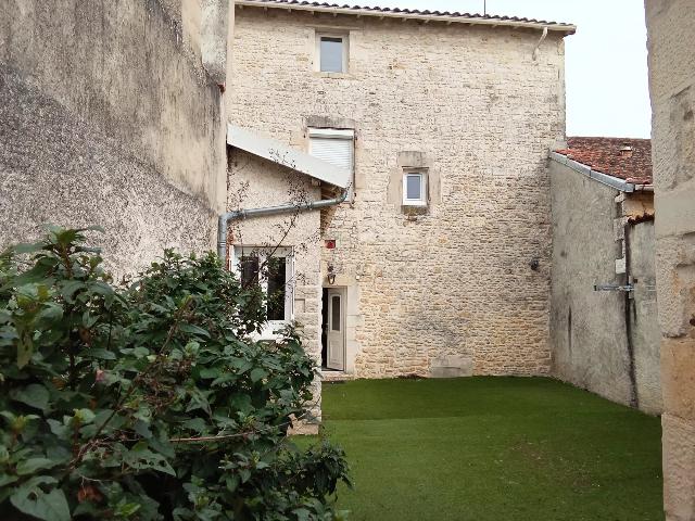 Huis te koop in RUFFEC 16700 Charente Poitou-Charentes Frankrijk: Charmante woning met garage en binnenplaats. EXCLUSIEF BIJ BEAUX VILLAGES! Deze charmante stadswoning met een woonoppervlakte van 98 m² is ideaal gelegen, op slechts 2 minuten van een basisschool en ...