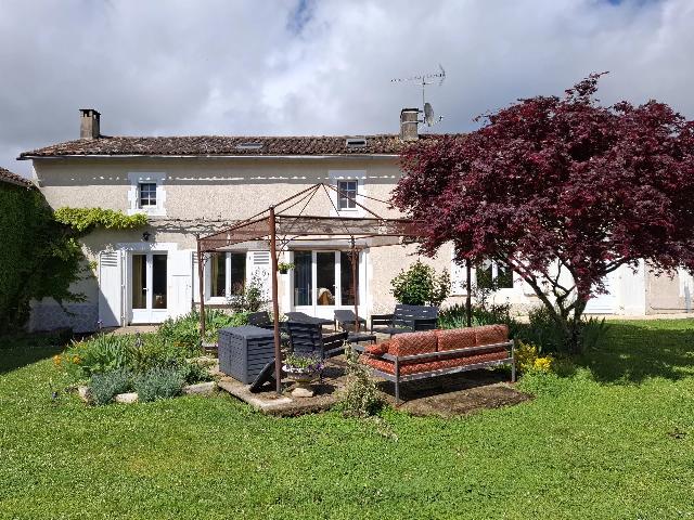 Huis te koop in&nbsp;VOULÊME 86400 Vienne Poitou-Charentes Frankrijk: Heerlijke woning met 3 slaapkamers in een mooi dorp. Gelegen in het zacht glooiende landschap nabij de rivier de Charente, biedt deze mooie woning een naadloze combinatie van modern comfort en karakte...