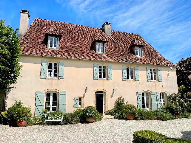 Maison à vendre à SARRAZAC 24800 Dordogne Aquitaine France: Manoir du 16ème siècle avec 15 hectares de terrain, piscine et dependances. Domaine privé impeccablement présenté au cœur de la campagne de la Dordogne.<br />
<br />
Cette charmante demeure, autrefois dem...