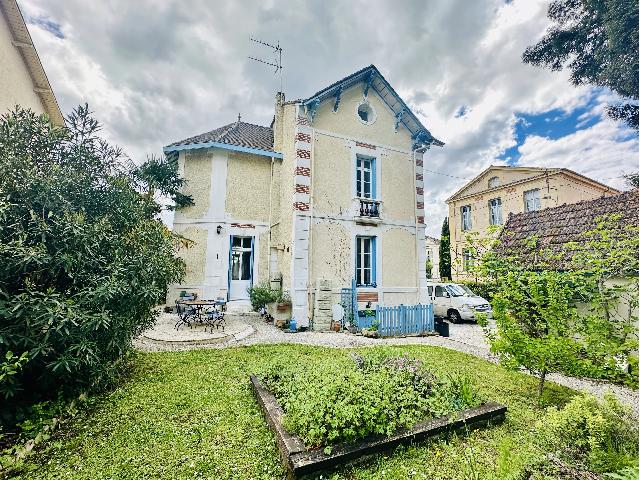 Huis te koop in&nbsp;BERGERAC 24100 Dordogne Aquitaine Frankrijk: Huis met 6 slaapkamers, tuin en garage. Deze lichte en ruime woning is ideaal gelegen in het hart van Bergerac, op slechts een steenworp afstand van de lokale winkels, scholen, restaurants en alle ess...