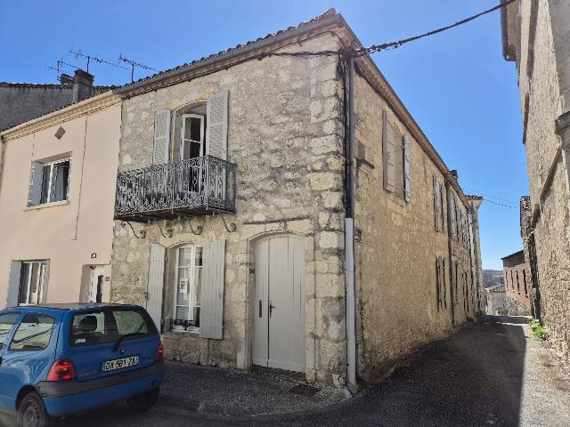 Maison à vendre à PUYMIROL 47270 Lot-et-Garonne Aquitaine France: Maison de village avec cinéma et terrasse. EN EXCLUSIVITÉ ! Très belle maison de village, mitoyenne d'un côté, comprenant une entrée/salon, des toilettes, une chambre avec salle de bains privati...