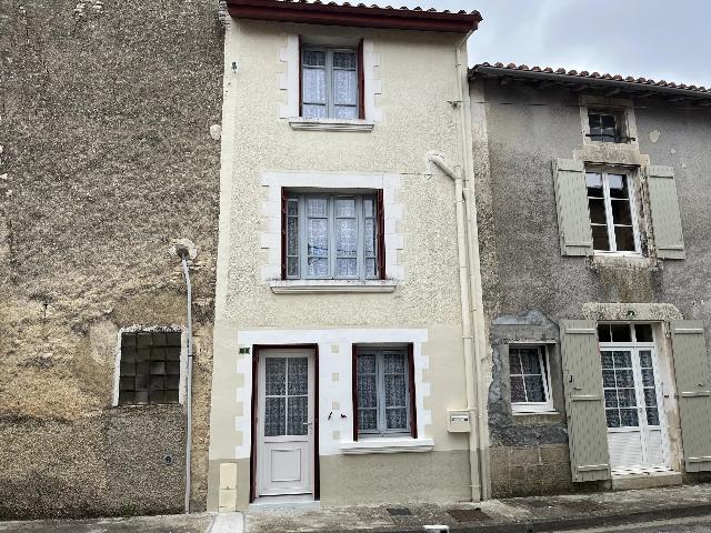 Maison &agrave; vendre &agrave;&nbsp;VERTEUIL-SUR-CHARENTE 16510 Charente Poitou-Charentes France: Une maison de village pratique - pour investir ou vivre. EN EXCLUSIVITÉ! Située proche de Verteuil-sur-Charente, un village prisé grâce à son château et sa position au bord de la Charente, cette...