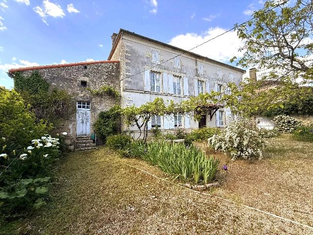 Maison &agrave; vendre &agrave;&nbsp;TUSSON 16140 Charente Poitou-Charentes France: Belle maison de maître du XIXe siècle comprenant six chambres. Nous vous présentons une remarquable propriété du XIXe siècle, située dans le beau village historique de Tusson, qui abrite des bo...
