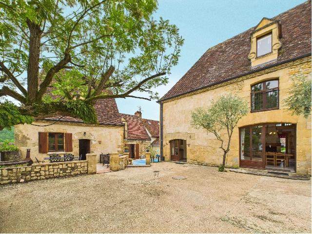 Gites-Chambres-d-hotes te koop in&nbsp;BEYNAC-ET-CAZENAC 24220 Dordogne Aquitaine Frankrijk: Een pittoresk ensemble van woningen, gelegen in het hart van de Périgord Noir. Deze charmante woning, momenteel in gebruik als gîte, biedt fantastische mogelijkheden voor een nieuwe eigenaar. De won...