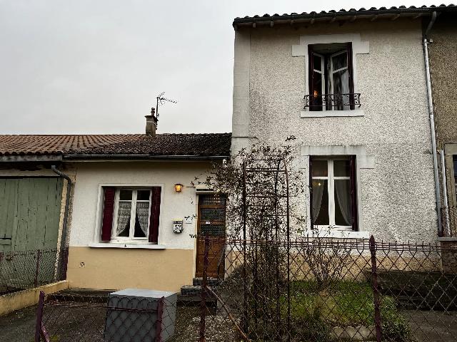 House&nbsp;for sale&nbsp;BELLAC 87300 Haute-Vienne Limousin France: Deceptively spacious family house close to town with large gardens, updating required. Situated just two kilometres from the large town of Bellac and offering large gardens and spacious accommodation....
