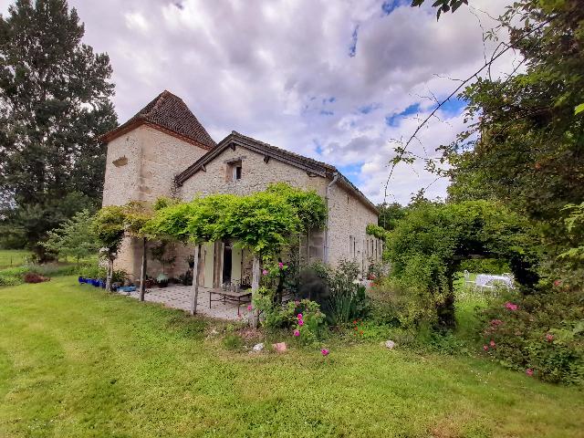 Haus zu verkaufen in CASTILLONNÈS 47330 Lot-et-Garonne Frankreich. Charmantes Landhaus mit Koppeln und Unterstand. Dieses hübsche alte Steinhaus mit Taubenturm liegt diskret versteckt und bietet Ruhe und Erholung pur!<br />
<br />
Betreten Sie das großzügige Wohn- und Esszi...