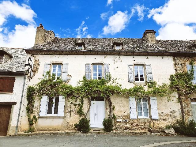 Huis te koop in NAJAC 12270 Aveyron Midi-Pyrénées France: Charmant dorpshuis met vrijstaande woning en bijgebouwen. Bent u op zoek naar een karaktervolle woning met eindeloze mogelijkheden in het hart van een pittoresk Frans dorp? Zoek dan niet verder.<br />
<br />
He...