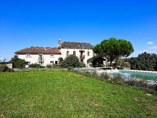 Huis te koop in MONTIRAT 81190 Tarn Midi-Pyrénées France: Panoramisch uitzicht over 6 hectare aangrenzende weilanden. Dit grote landgoed met 6 hectare aangrenzende weilanden biedt een wereld aan mogelijkheden.<br />
Het hoofdgebouw is reeds gerenoveerd (de laatst...