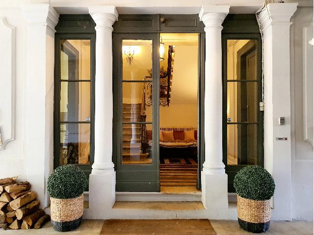 Maison à vendre à SAINTE-FOY-LA-GRANDE 33220 Gironde Aquitaine France: Une maison de maître élégante et exceptionnelle. Considérée comme ayant été construite pour le Maire de la ville, cette remarquable maison de maître offre une combinaison rare de grandeur, d'e...