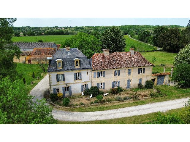Bien-Agricole &agrave; vendre &agrave;&nbsp;BERGERAC 24100 Dordogne Aquitaine France: Magnifique château et sa ferme situés sur un domaine de plus de 38 hectares d’un seul tenant. Nous sommes fiers de vous présenter ce magnifique château et sa ferme, dans la campagne proche de Be...