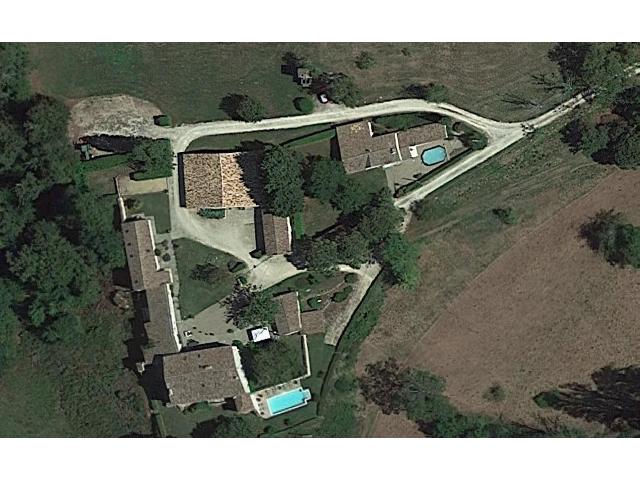 Gîtes/Chambres d'hôtes te koop in LES LÈVES-ET-THOUMEYRAGUES 33220 Gironde Aquitaine France: Stenen huis met gîte, gastenkamers en stallen. Deze instapklare stenen woning ligt vlakbij een stadje met alle voorzieningen en biedt dankzij de dominante ligging een prachtig uitzicht over de omgevi...