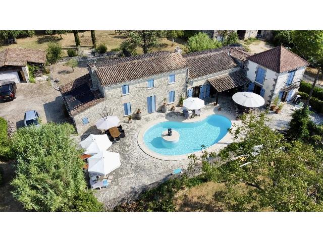 Ferienhaus/Pension&nbsp;zu verkaufen in&nbsp;DURAS 47120 Lot-et-Garonne Frankreich. Herrliches Haus mit 4 Schlafzimmern und herrlicher Aussicht. Dieses wunderschön renovierte Steinhaus aus dem 19. Jahrhundert wird derzeit als Bed & Breakfast/Chambres d'hôtes genutzt (ein zukünftig...