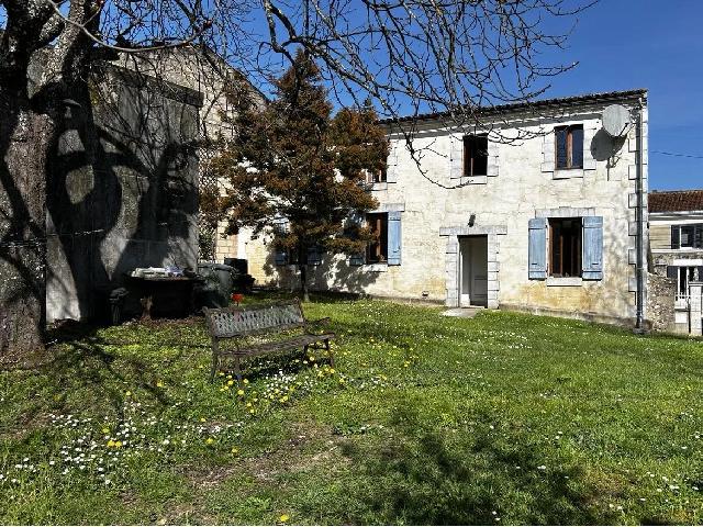 Huis te koop in SAINT-THOMAS-DE-CONAC 17150 Charente-Maritime Poitou-Charentes Frankrijk: Prachtig dorpshuis. EXCLUSIEF BIJ BEAUX VILLAGES! Gelegen aan de rand van dit gewilde dorp met winkels en restaurants, op een steenworp afstand van de riviermonding, ligt deze woning met 3 slaapkamers...