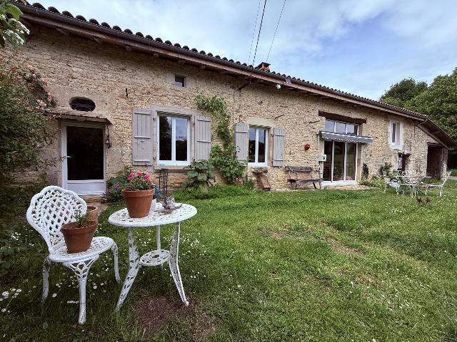 Maison à vendre à BENEST 16350 Charente Poitou-Charentes France: Remarquable propriété avec 3 chambres, et près de 3 hectaires de terrain. Maison en pierre rénovée avec goût et offrant une vue panoramique sur la campagne. Elle est située dans un petit villag...