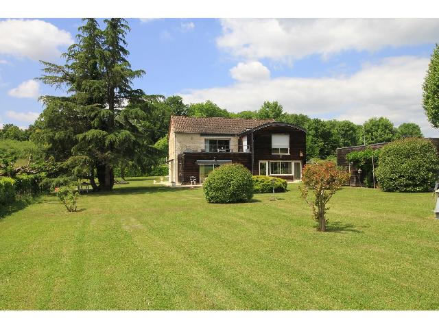 Haus&nbsp;zu verkaufen in&nbsp;MONFLANQUIN 47150 Lot-et-Garonne Frankreich. Wunderschönes Haus mit zwei unabhängigen Wohnungen und großem Garten. Dieses schöne Anwesen liegt am Rande eines kleinen Dorfes und wurde 2015 mithilfe eines Architekten komplett renoviert. Die Ko...