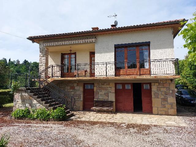 Maison &agrave; vendre &agrave;&nbsp;VAREN 82330 Tarn-et-Garonne Midi-Pyrénées France: Maison avec 5 chambres proche d'une gare. Cette maison des années 70s, où l'on peut vivre de plain-pied (à l'étage), dispose de beaucoup d'espace et de nombreuses possibilités. <br />
<br />
Avec 113 m² d...