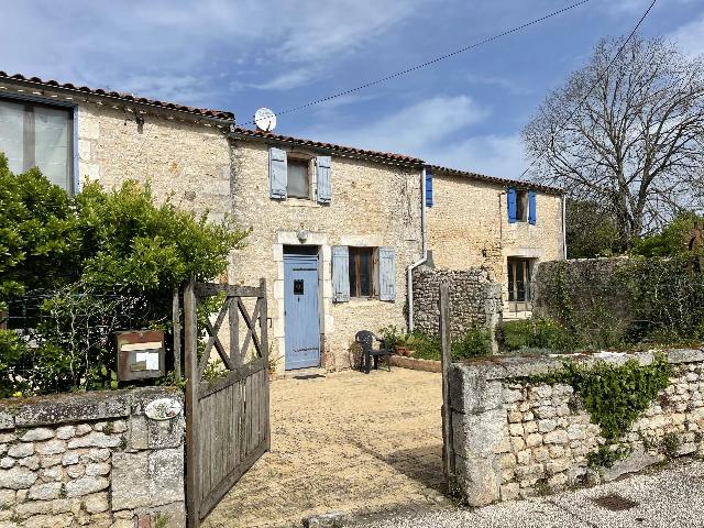 Huis te koop in&nbsp;SAINT-JUST-LUZAC 17320 Charente-Maritime Poitou-Charentes Frankrijk: Charmante dorpswoning met 4 slaapkamers aan de Atlantische Kust, inclusief gîte en zwembad. EXCLUSIEF BIJ BEAUX VILLAGES! Gelegen in een rustig dorp op slechts enkele minuten van de prachtige Atlanti...