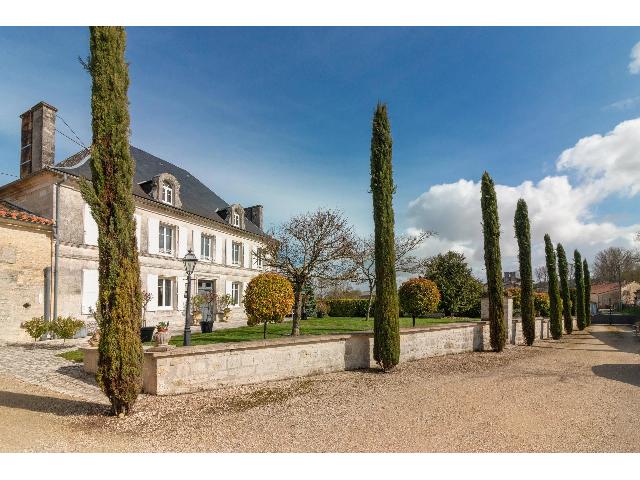Huis te koop in&nbsp;MARSAC 16570 Charente Poitou-Charentes Frankrijk: Prachtig gepresenteerd Maison de Maître met zwembad. Deze ruime en fraaie 