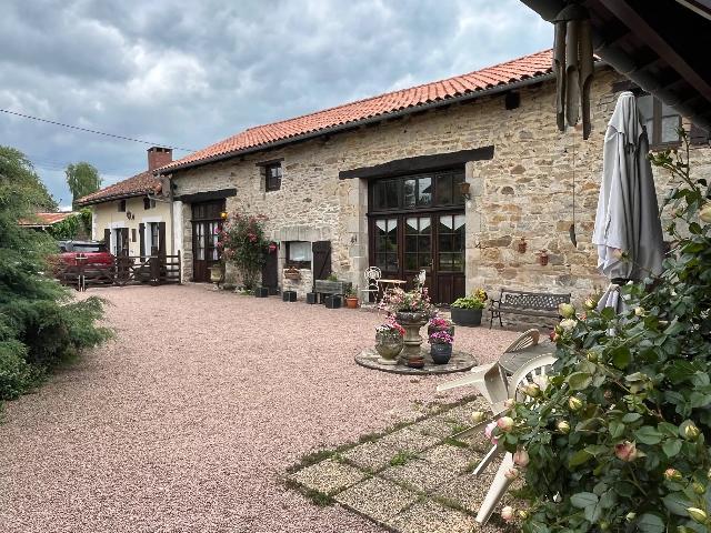 Huis te koop in&nbsp;PENSOL 87440 Haute-Vienne Limousin Frankrijk: Schitterende retraite. Een mooie, goed onderhouden stenen woning met 3 slaapkamers in het hoofdgebouw en een bijgebouw met één slaapkamer en een eigen ingang, die mogelijk te huur is (met de juiste ...