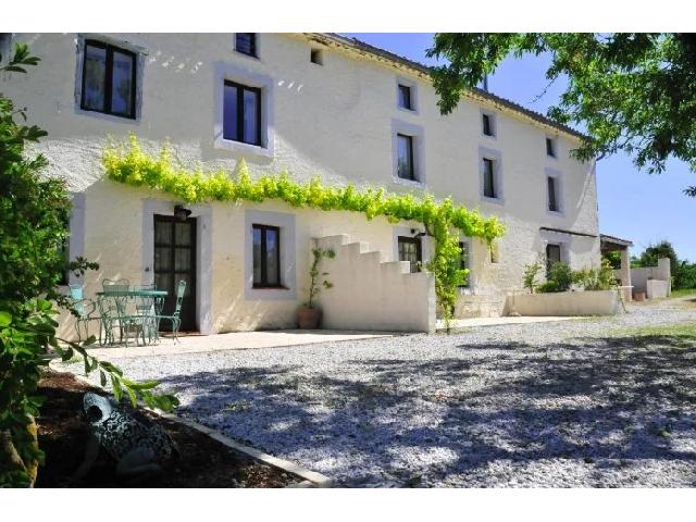 Gîtes-Chambres-d-hôtes à vendre à CARCASSONNE 11000 Aude Languedoc Roussillon France: Grand domaine historique avec vue imprenable, piscine privée et terrain. Découvrez ce grand domaine historique perché sur une colline et entouré de ses propres terres privées de 51 hectares. Bén...