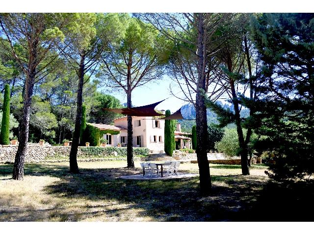 Huis te koop in LA ROQUEBRUSSANNE 83136 Var Provence Alpes Côte d'Azur France: Charmante gerenoveerde woning in de natuur met zwembad en bijgebouw. ​​Midden in de Var, in La Roquebrussanne, midden in de natuur, ligt dit smaakvol gerenoveerde landhuis van circa 210 m² op een...