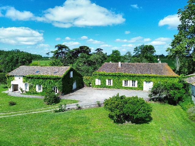 Huis te koop in SAINT-AUBIN-DE-CADELECH 24500 Dordogne Aquitaine Frankrijk: Twee huizen op een perceel van 3 hectare met bijgebouwen in een rustige, besloten omgeving. Kom en ontdek dit prachtige, karaktervolle landgoed in een rustige, groene omgeving. Het landgoed beslaat 3 ...
