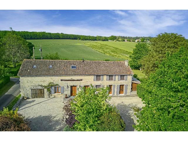 Maison &agrave; vendre &agrave;&nbsp;LORIGNÉ 79190 Deux-Sèvres Poitou-Charentes France: Superbe grande maison en pierre de 5 chambres avec piscine chauffée. Cette superbe et spacieuse maison de campagne en pierre a été rénovée avec goût.<br />
<br />
Équipée de fenêtres en double vitrage,...
