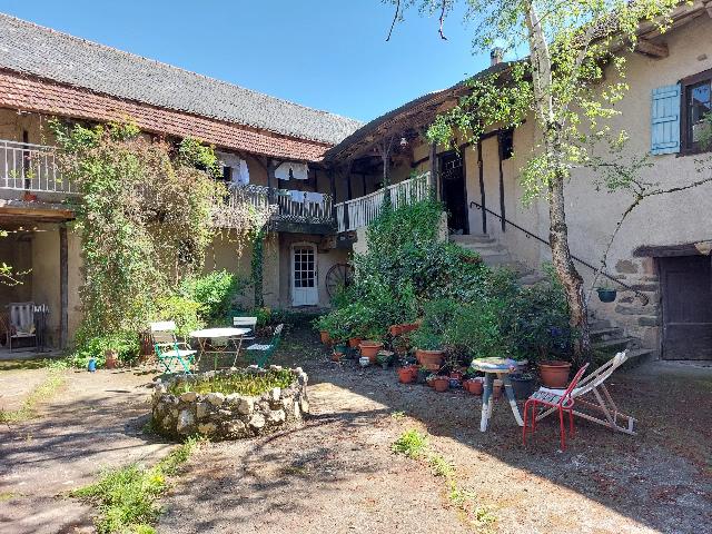 Huis te koop in JOUQUEVIEL 81190 Tarn Midi-Pyrénées France: Woonhuis met een terrein van 7930 m2. Indeling: 8 vertrekken, 6 slaapkamers, 2 badkamers en een woonoppervlakte van 228 m2....