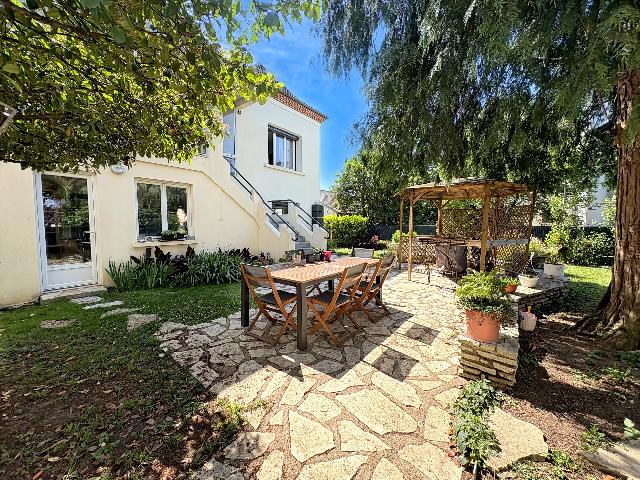 Huis te koop in&nbsp;BERGERAC 24100 Dordogne Aquitaine Frankrijk: Woonhuis met een terrein van 443 m2. Indeling: 7 vertrekken, 4 slaapkamers, 3 badkamers en een woonoppervlakte van 237 m2....