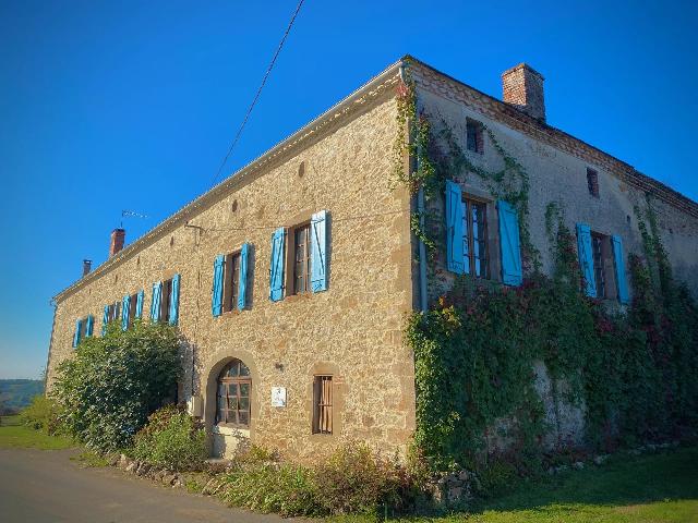 Huis te koop in LE SÉGUR 81640 Tarn Midi-Pyrénées France: Woonhuis met een terrein van 17600 m2 voorzien van een zwembad. Indeling: 14 vertrekken, 7 slaapkamers, 7 badkamers en een woonoppervlakte van 580 m2. Elektrische verwarming....
