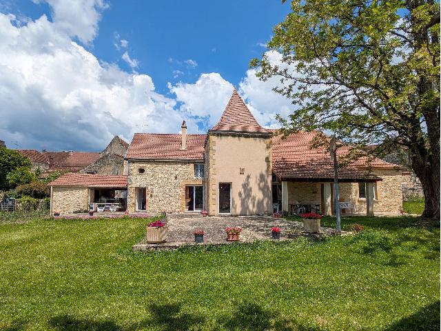 Huis te koop in&nbsp;CAZALS 82140 Tarn-et-Garonne Midi-Pyrénées Frankrijk: Woonhuis met een terrein van 1950 m2. Indeling: 7 vertrekken, 5 slaapkamers, 3 badkamers en een woonoppervlakte van 145 m2. Elektrische verwarming....