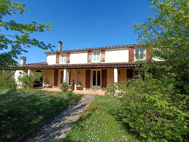 Haus&nbsp;zu verkaufen in&nbsp;BIOUSSAC 16700 Charente Frankreich. Haus mit einem Grundstück von 5160 qm. Anordnung: 6 Räume, 4 Schlafzimmer, 1 Badezimmer und eine Wohnfläche von 207 qm. Heizung auf Elektrizität....