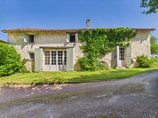 House for sale VERTEILLAC 24320 Dordogne Aquitaine France: Ideal Lock-Up-and-Leave Near Verteillac. EXCLUSIVE TO BEAUX VILLAGES! <br />
A rare find! <br />
Nestled in a quiet hamlet, this charming 3-bedroom stone house offers rustic elegance and modern comfort. Inside,...