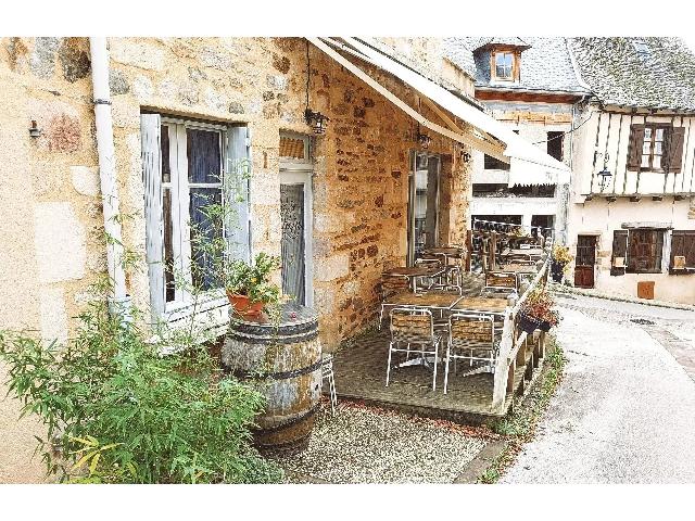 Commercieel object te koop in NAJAC 12270 Aveyron Midi-Pyrénées France: Bedrijfspand met een terrein van 235 m2. Indeling: 5 vertrekken, 3 slaapkamers, 1 badkamer en een woonoppervlakte van 163 m2....