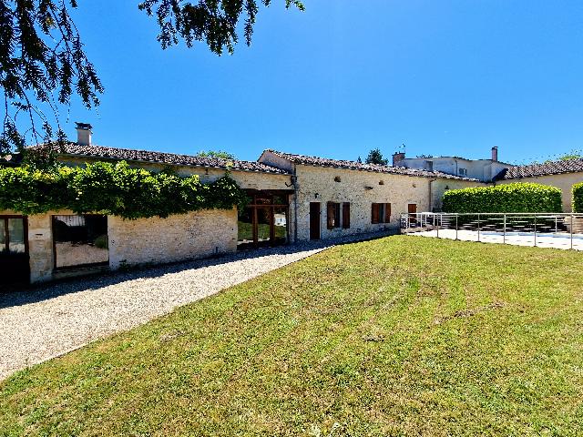 Huis te koop in CAPLONG 33220 Gironde Aquitaine France: Woonhuis met een terrein van 2373 m2 voorzien van een zwembad. Indeling: 10 vertrekken, 7 slaapkamers, 7 badkamers en een woonoppervlakte van 375 m2. Verwarming op stookolie....