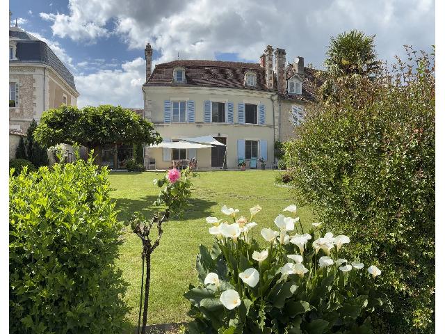 Maison &agrave; vendre &agrave;&nbsp;SAINT-SAVIN 86310 Vienne Poitou-Charentes France: Élégant manoir en bord de rivière, au cœur de Saint-Savin. Magnifique maison bourgeoise avec jardin en bord de rivière, entièrement rénovée et immédiatement habitable — idéale comme grande...