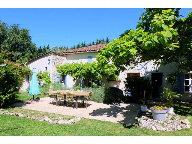 Haus&nbsp;zu verkaufen in&nbsp;LE TEMPLE-SUR-LOT 47110 Lot-et-Garonne Frankreich. Charakteristisches Bauernhaus aus Stein mit einem fantastischen Gästehaus und gefliestem Pool. EXKLUSIV BEI BEAUX VILLAGES! Dieses äußerst attraktive Anwesen bietet ein geräumiges Familienhaus sow...