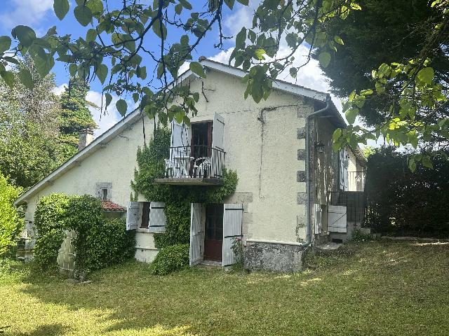 Huis te koop in&nbsp;MONTMOREAU 16190 Charente Poitou-Charentes Frankrijk: Woonhuis met een terrein van 11850 m2. Indeling: 11 vertrekken, 7 slaapkamers, 3 badkamers en een woonoppervlakte van 193 m2....