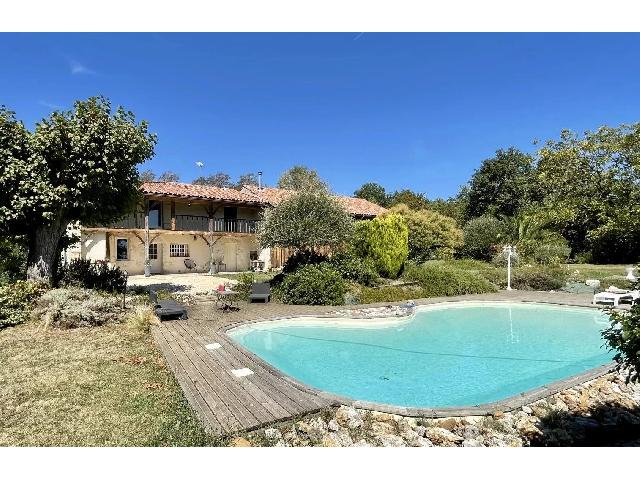 Maison à vendre à CASTELMORON-SUR-LOT 47260 Lot-et-Garonne Aquitaine France: Maison en pierre avec piscine. Cette magnifique propriété en pierre, idéalement située à moins de 5 minutes des commodités de Castelmoron-sur-Lot, offre une opportunité exceptionnelle de vivre ...