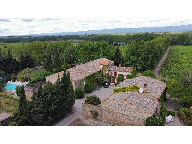 Ferienhaus/Pension&nbsp;zu verkaufen in&nbsp;DOUZENS 11700 Aude Frankreich. Anwesen mit Weinreben und Ferienhäusern. EXKLUSIV IN BEAUX VILLAGES! Haupthaus (145 m²): 4 Schlafzimmer, Hauptschlafzimmer mit eigenem Bad/Dusche/WC und Familienbad/Dusche/WC für die Schlafzimmer i...