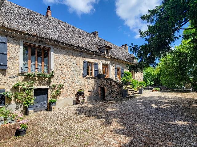 Huis te koop in VILLEFRANCHE-DE-ROUERGUE 12200 Aveyron Midi-Pyrénées France: Elegant 17e-eeuws landgoed met panoramisch uitzicht en inkomstenpotentieel — Aveyron, Occitanië. EXCLUSIEF BIJ BEAUX VILLAGES! Deze prachtige 17e-eeuwse residentie, met een dominante ligging te mid...