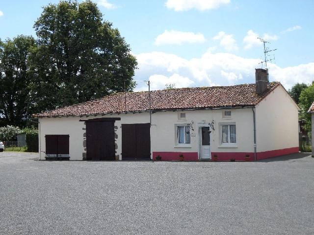 Haus zu verkaufen in MÉZIÈRES-SUR-ISSOIRE 87330 Haute-Vienne Frankreich. Schöner Bungalow in der Nähe von Einkaufsmöglichkeiten. Bungalow im Herzen eines ruhigen Weilers.<br />
<br />
Dieses Haus mit Doppelverglasung verfügt über eine Wohnküche, zwei Schlafzimmer, ein Büro un...