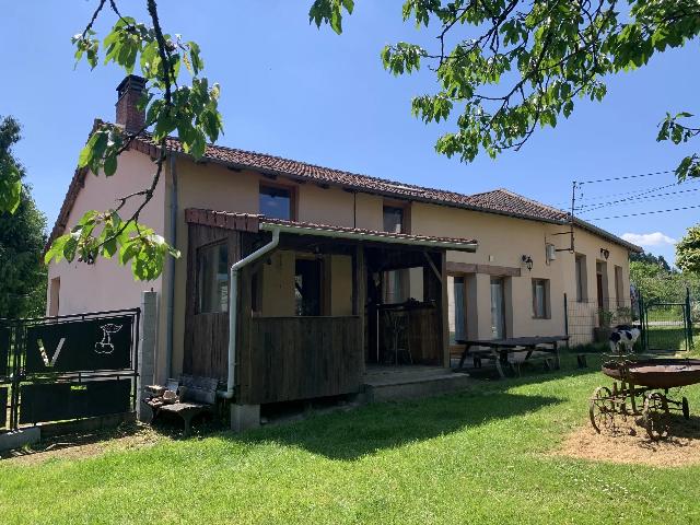 House&nbsp;for sale&nbsp;MIALET 24450 Dordogne Aquitaine France: Beautifully Renovated Property with Bar/Restaurant Space and Separate Guest annexe. Full of charm and business potential (subject to permissions), this beautifully renovated property is ideally locate...