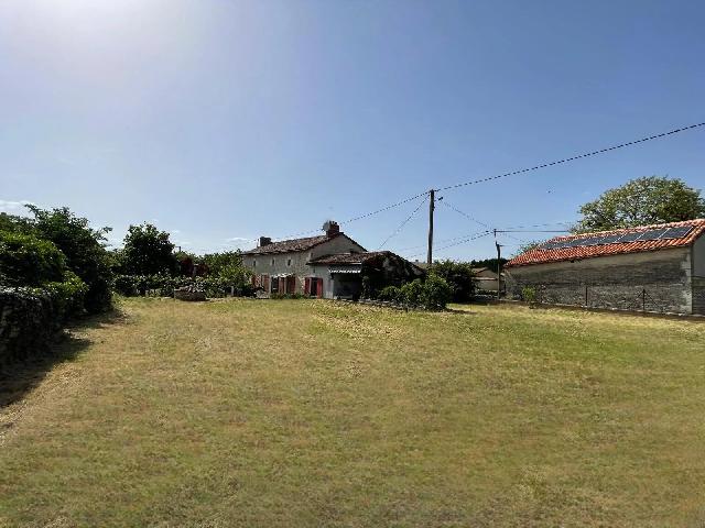Huis te koop in&nbsp;CIVRAY 86400 Vienne Poitou-Charentes Frankrijk: Vrijstaande boerderijwoning met 3 slaapkamers - Vlakbij het populaire Civray. Deze vrijstaande stenen woning met 3 slaapkamers is gelegen in een rustig dorp aan de rand van het populaire Civray, waar ...