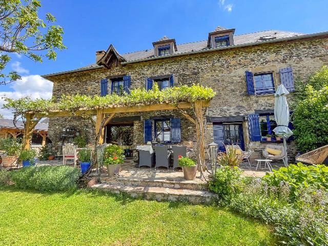 Gîtes/Chambres d'hôtes te koop in JUILLAC 19350 Corrèze Limousin France: Ruime woning met 6 slaapkamers en 5 badkamers met inkomstenmogelijkheden op een rustige locatie. Een apart bijgebouw en een fantastisch uitzicht! Gelegen in een rustig gehucht in de Corrèze, in de re...