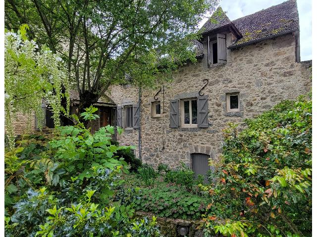 Huis te koop in LUNAC 12270 Aveyron Midi-Pyrénées France: Een uniek stukje Frans dorpsleven – voormalige dokterswoning met appartement en studio. EXCLUSIEF BIJ BEAUX VILLAGES! Gelegen in het hart van het pittoreske en historische dorpje Lunac, biedt deze v...