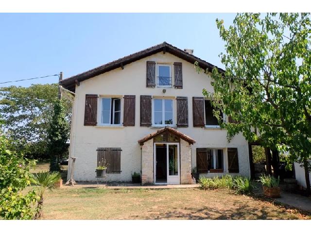 Haus zu verkaufen in CLAIRAC 47320 Lot-et-Garonne Frankreich. Flusshaus mit separater Wohnung – ideal zur Vermietung. Hübsches Anwesen am Fluss Lot mit direktem Privatzugang zum Angeln oder Bootfahren.<br />
<br />
Das Haupthaus besteht aus einem gemütlichen Wohnzimme...