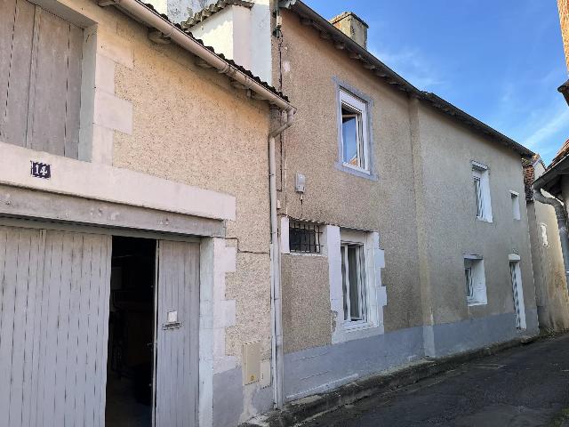 Maison &agrave; vendre &agrave;&nbsp;MONTMORILLON 86500 Vienne Poitou-Charentes France: Maison de ville avec grange et jardin située au coeur de Montmorillon. Au cœur de la vieille ville de Montmorillon, à deux pas de toutes les commodités, se trouve une maison de ville de 3 chambres...