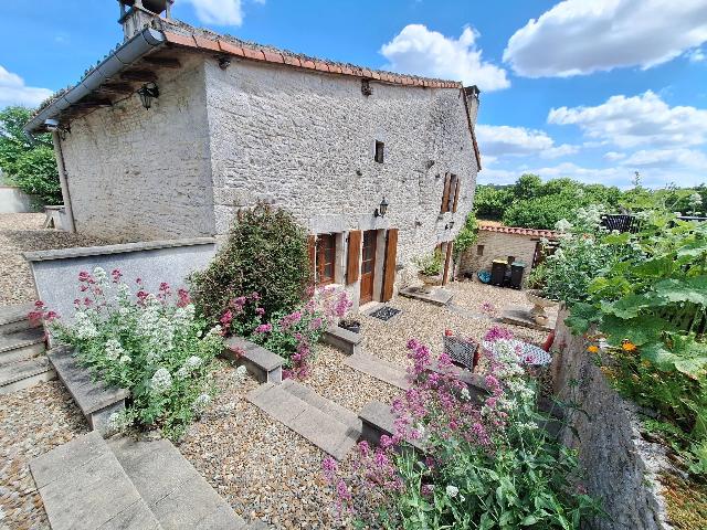 Huis te koop in&nbsp;NANTEUIL-EN-VALLÉE 16700 Charente Poitou-Charentes Frankrijk: Woonhuis met een terrein van 485 m2 voorzien van een zwembad. Indeling: 7 vertrekken, 3 slaapkamers, 2 badkamers en een woonoppervlakte van 113 m2. Elektrische verwarming....